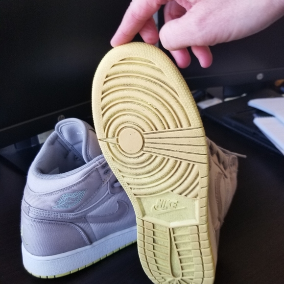 Air Jordan Retro 1 Mid/High Top - Wmns Sz 7, Grey/Lemon, Frost/White - Picture 4 of 6